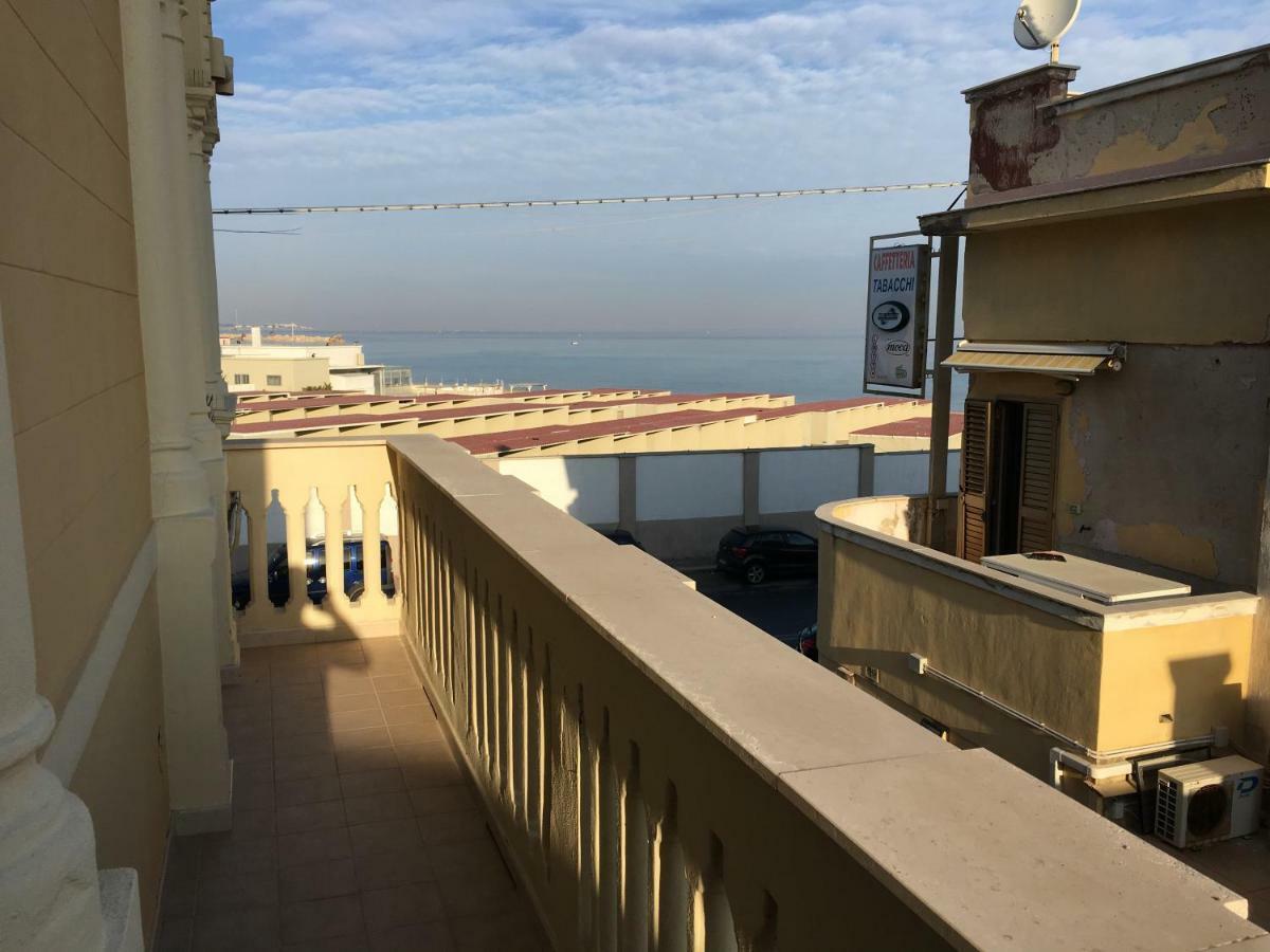 Appartamento Di Fronte Al Mare By Apulia Accommodation Bari Exterior foto